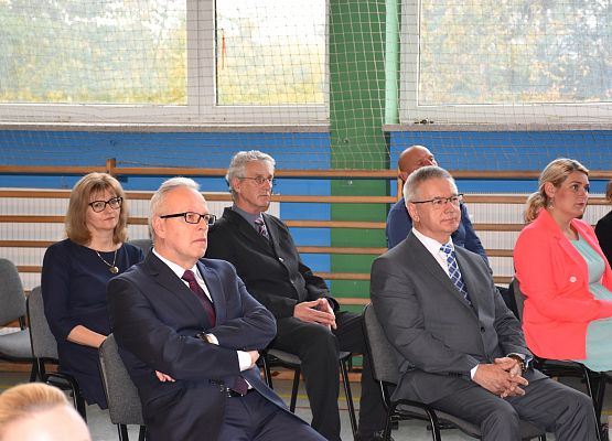 Zaproszeni goście oraz dyrekcja oglądają występ uczniów