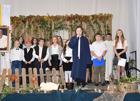 Uczennica śpiewa piosenkę podczas akademii