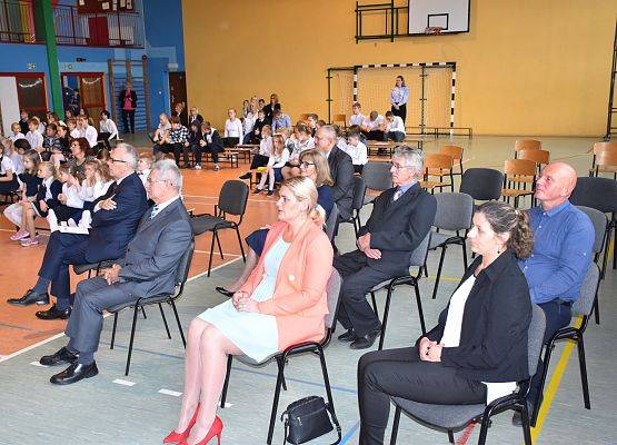 Zaproszeni goście oglądają występ uczniów