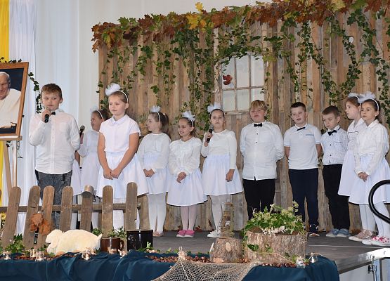 Uczniowie na scenie podczas uroczystego występu