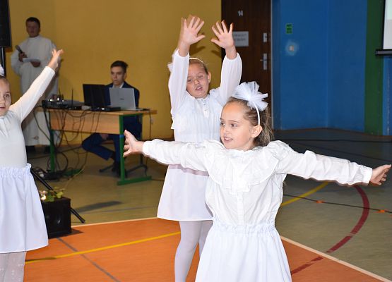 Uczniowie tańczą podczas uroczystego apelu