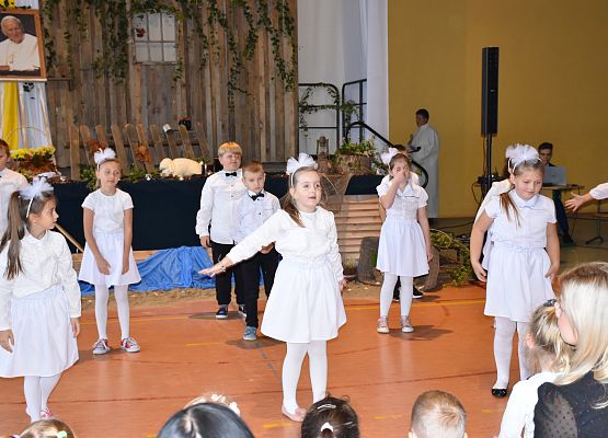 Uczniowie tańczą podczas uroczystego apelu