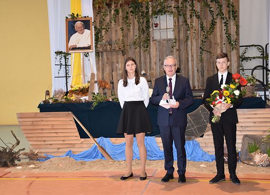 Dyrektor uroczyście wprowadza do szkolnej społeczności  Wójta Gminy Nowa Wieś Lęborska pana Zdzisławowa Chojnackiego