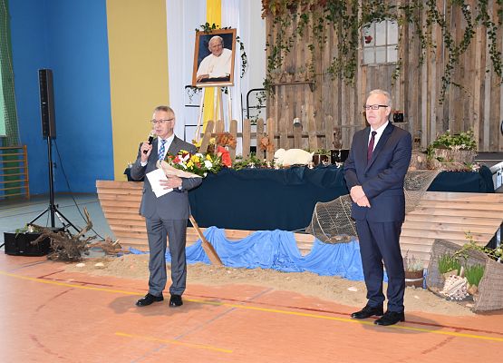 Wójt Gminy Nowa Wieś Lęborska przemawia do szkolnej społeczności