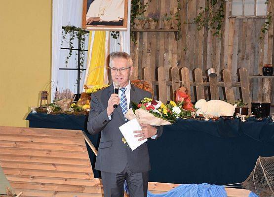 Wójt Gminy Nowa Wieś Lęborska przemawia do szkolnej społeczności