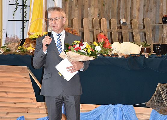 Wójt Gminy Nowa Wieś Lęborska przemawia do szkolnej społeczności