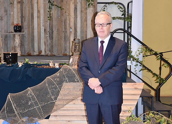 Dyrektor szkoły uroczyście dziękuje wszystkim zgromadzonym