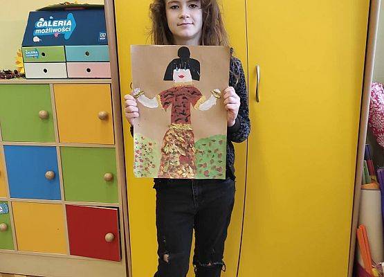 Uczennica prezentuje wykonany przez siebie plakat Borowej Ciotki
