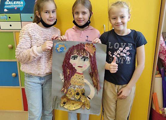 Uczennice prezentują wykonany przez siebie plakat Borowej Ciotki