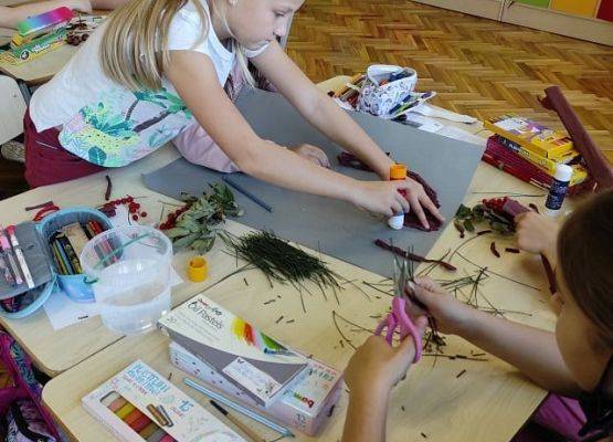 Uczennice wykonują plakat Borowej Ciotki