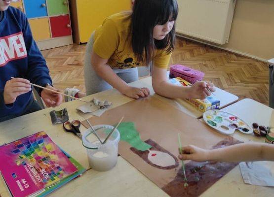 Uczniowie wykonują plakat Borowej Ciotki