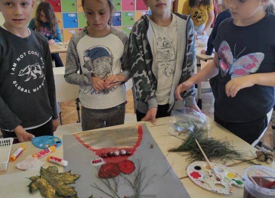 Grup[a uczniów podczas pracy nad plakatem Borowej Ciotki