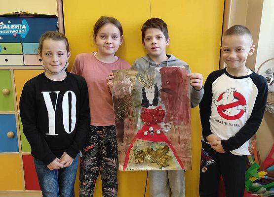 Uczniowie prezentują wykonany plakat