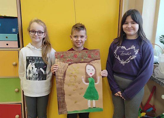 Uczniowie prezentują wykonany plakat