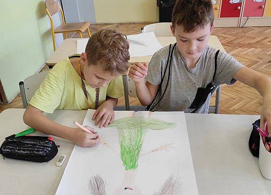 Dwaj uczniowie rysują Borową Ciotkę