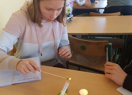 Uczennica pracuje na lekcji chemii