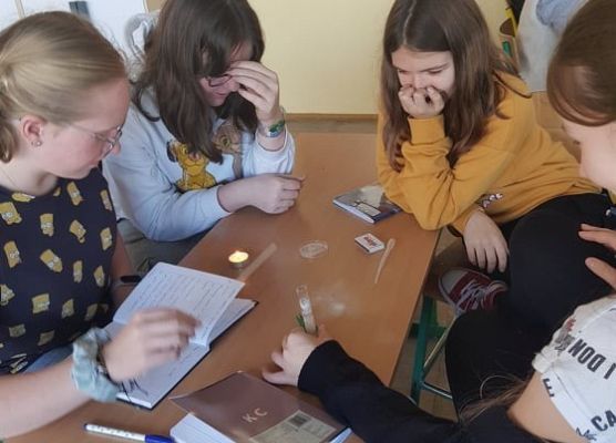 Uczennice pracują w grupie na lekcji chemii