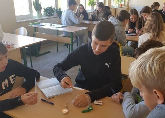 Uczniowie przeprowadzają doświadczenie