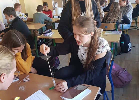 Uczniowie pracują w grupie na lekcji chemii