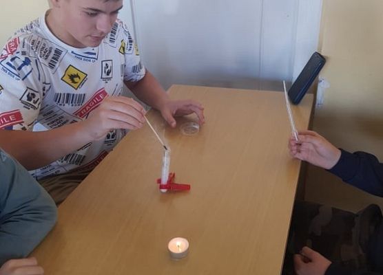 Na lekcji chemii uczeń przeprowadza doświadczenie