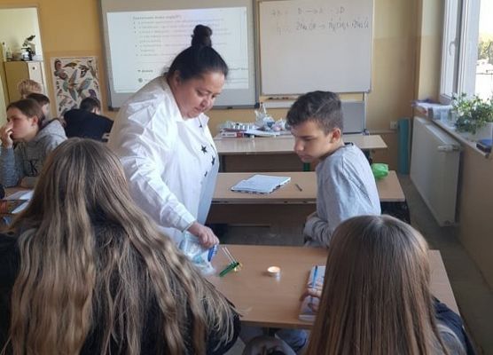 Nauczycielka przeprowadza doświadczenia na lekcji chemii