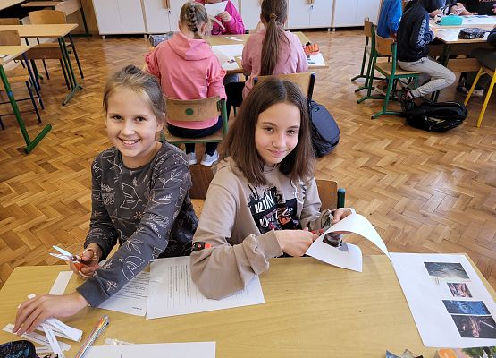 Uczennice wycinają teksty z kart pracy