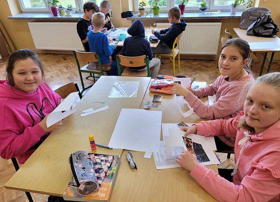 Uczennice pracują w grupie na lekcji języka polskiego