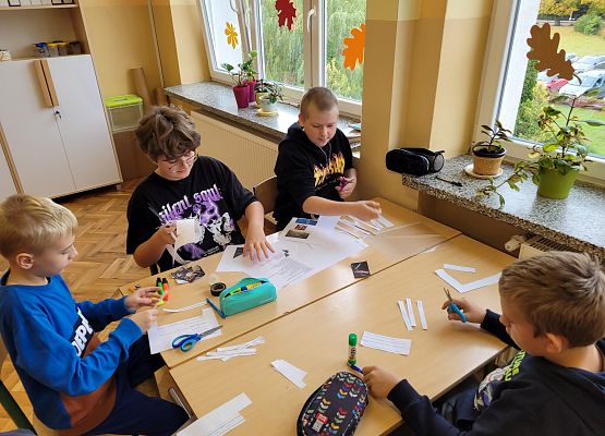 Uczniowie pracują w grupie