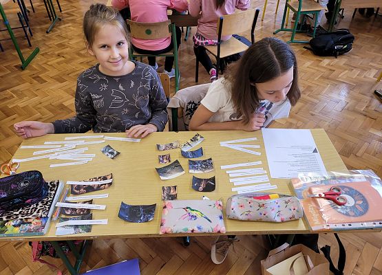 Uczennice układają wycięte teksty