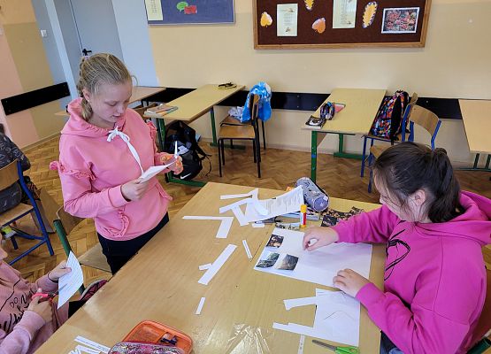 Uczennice pracują w grupie na lekcji języka polskiego