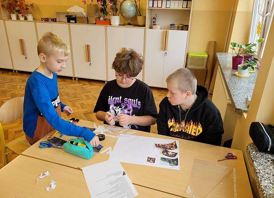 Uczniowie pracują w grupie na lekcji języka polskiego