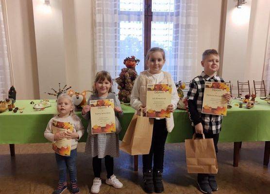 Dzieci z dyplomami n nagrodami