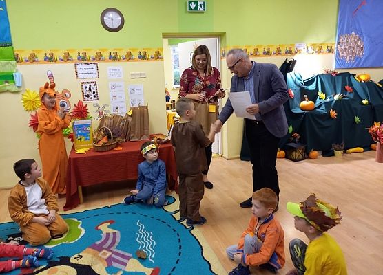 Dyrektor wręcza nagrodę za udział w jesiennym konkursie