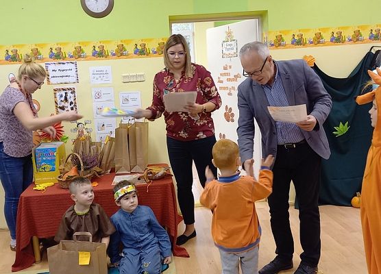 Dyrektor wręcza nagrodę za udział w jesiennym konkursie
