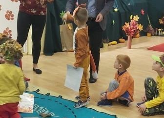 Dyrektor wręcza nagrodę za udział w jesiennym konkursie