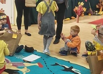 Dyrektor wręcza nagrodę za udział w jesiennym konkursie