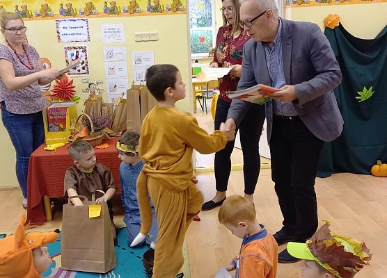 Dyrektor wręcza nagrodę za udział w jesiennym konkursie