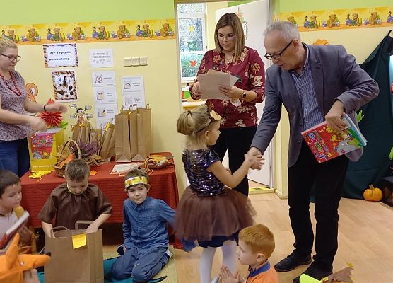 Dyrektor wręcza nagrodę za udział w jesiennym konkursie