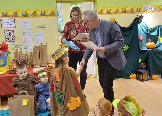 Dyrektor wręcza nagrodę za udział w jesiennym konkursie