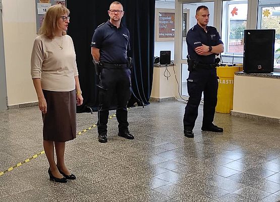 Pani Dyrektor przedstawia uczniom policjantów