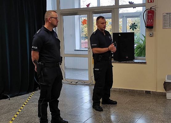 Dwaj policjanci opowiadają dzieciom o bezpieczeństwie