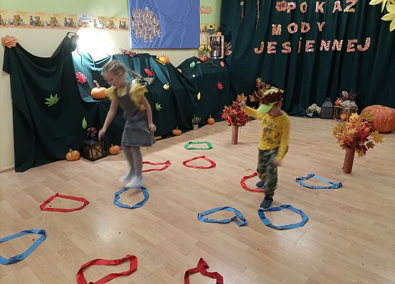 Dzieci przeskakują przeszkody