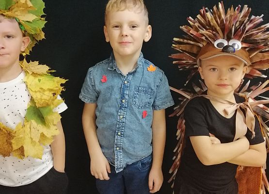 Chłopcy prezentują swoje jesienne stroje