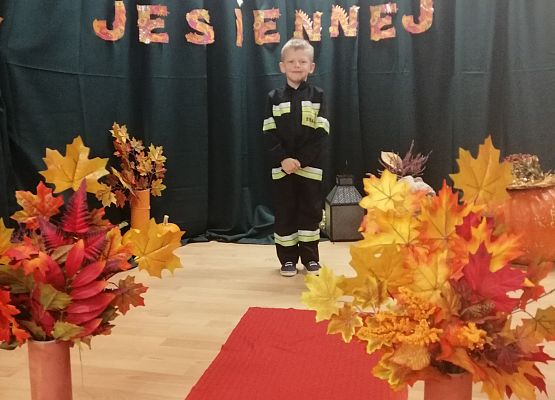 Chłopiec na czerwonym dywanie prezentuje swoje przebranie