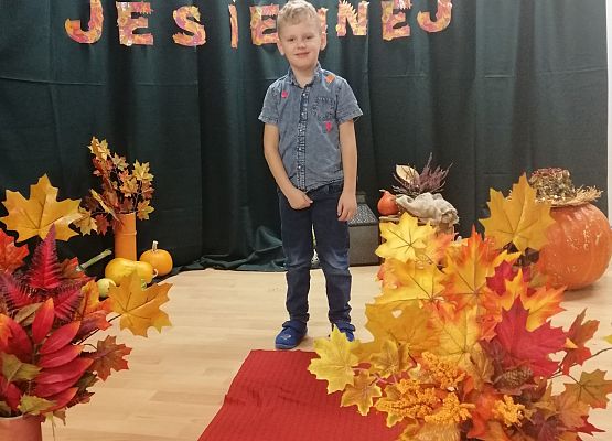 Chłopiec wychodzi na czerwony dywan