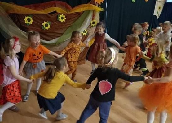 Dzieci tańczą na balu