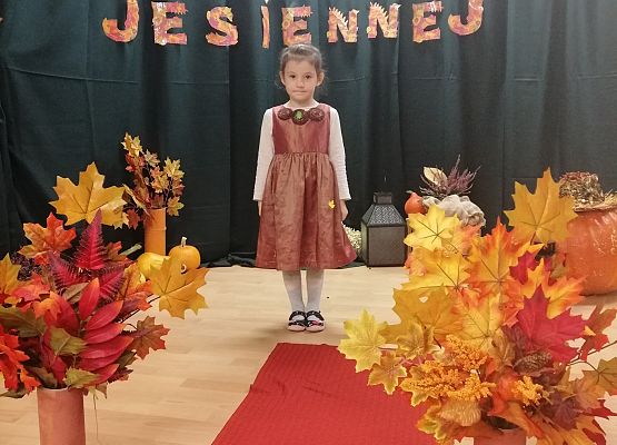 Dziewczynka na pokazie mody podczas jesiennego balu