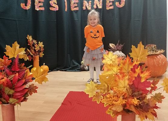 Dziewczynka na pokazie mody podczas jesiennego balu