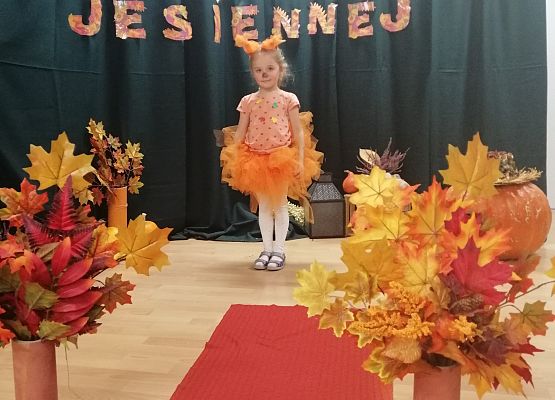 Dziewczynka na pokazie mody podczas jesiennego balu