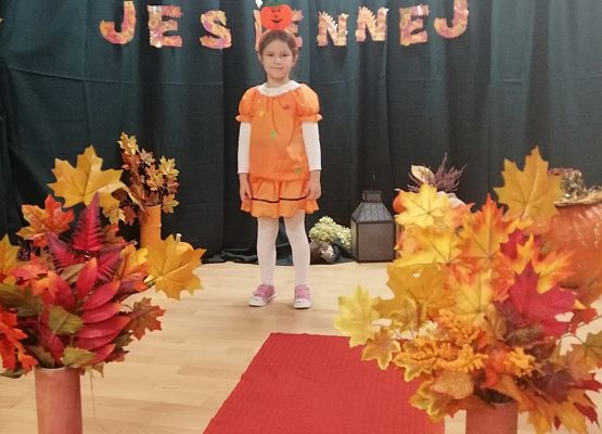 Dziewczynka na pokazie mody podczas jesiennego balu